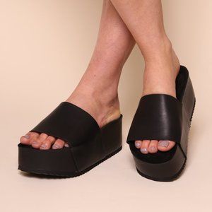 BNWT Intentionally Blank Cooper flatform sandals